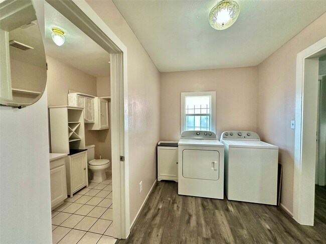 Foto del edificio - 305 N Live Oak St
