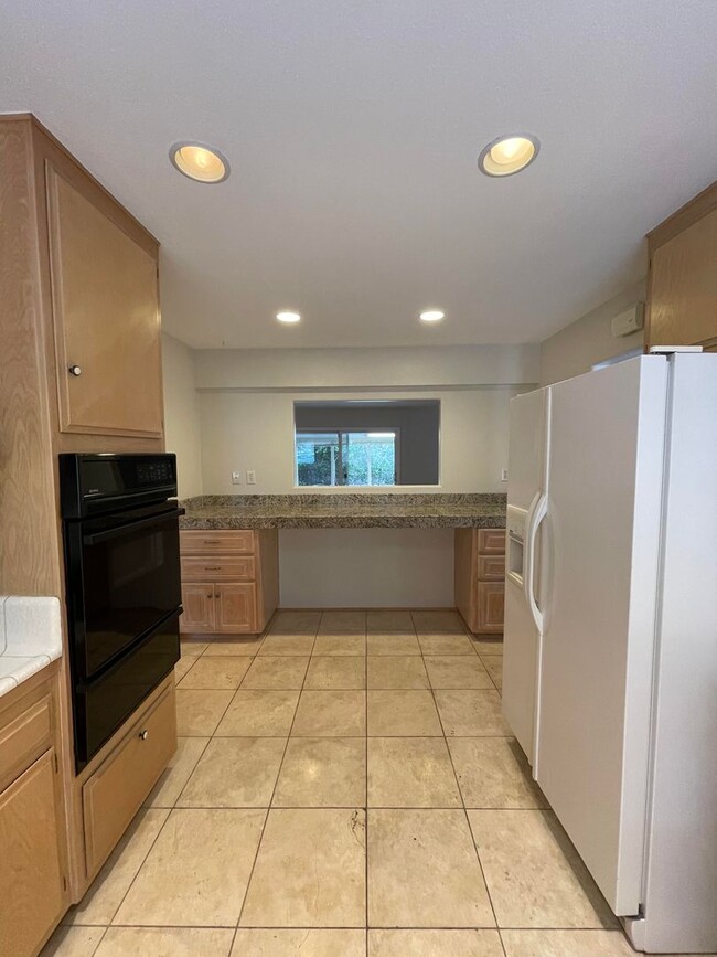 Building Photo - Spacious 4 Bdrm/2 Ba + Loft home with atta...