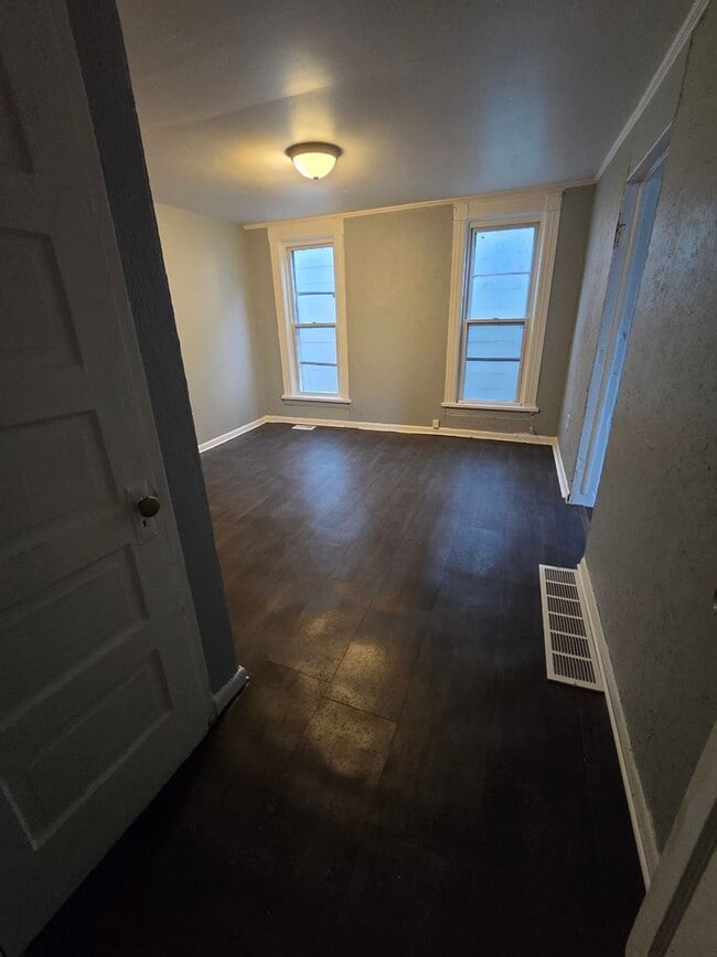 Building Photo - Lower 2 bedroom unit east side