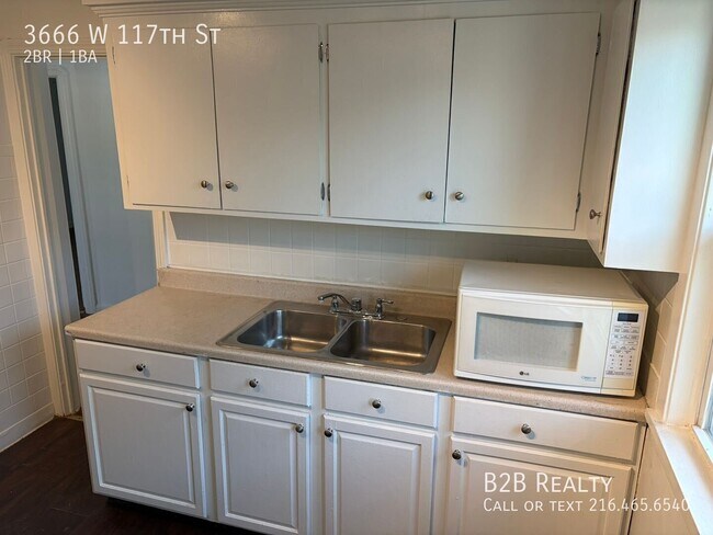 Foto del edificio - 3666 W 117th St