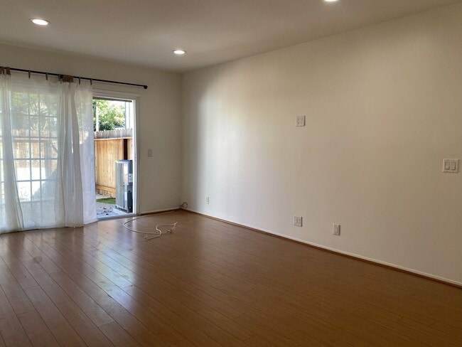 Foto del edificio - 4846 Larwin Ave