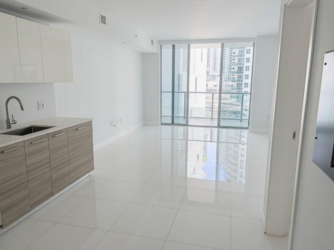 Photo - 1300 Brickell Bay Dr (Miami, FL)