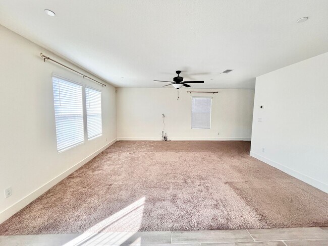 Foto del edificio - Spacious, Modern 4-Bedroom 2.5 Bath Home p...