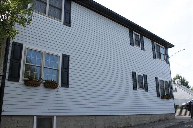 Building Photo - 209 W Main St