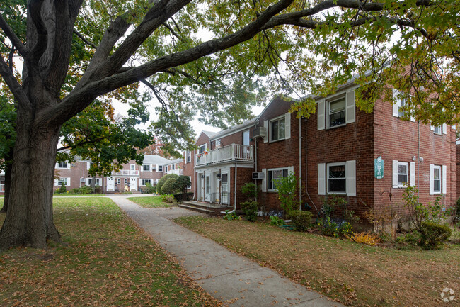 Building Photo - Glen Oaks Village II