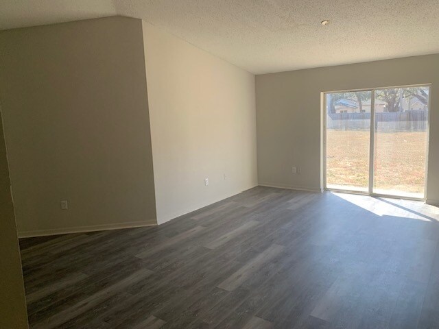 Building Photo - 3004 Summer House Dr