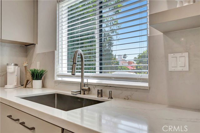 Foto del edificio - 6743 Colgate Ave