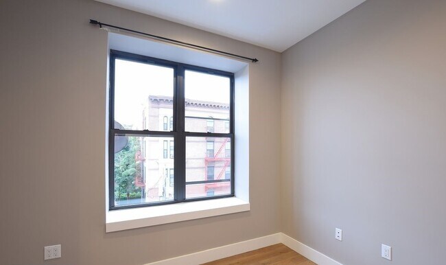 Building Photo - 437 Throop Ave