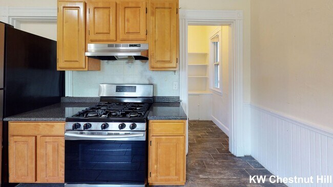 Building Photo - Renovated and Refreshed!