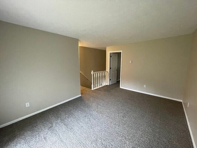 Foto del edificio - Three bedroom one bathroom townhouse for rent