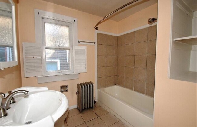 Cottage Grove bathroom. - 2103 Cottage Grove Dr.