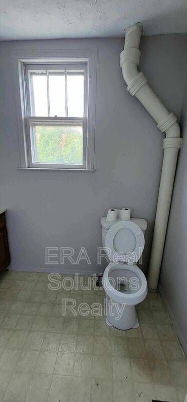 Building Photo - 204 W Main St