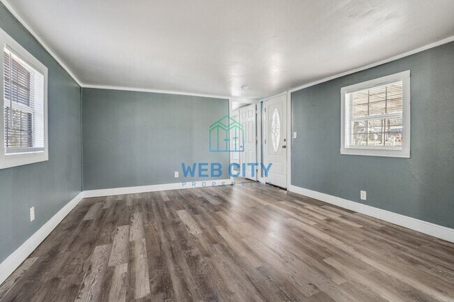 Foto del edificio - 15391 Flud Rd