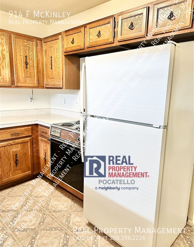 Building Photo - 2 bed 1.5 bath townhome - Covered parking