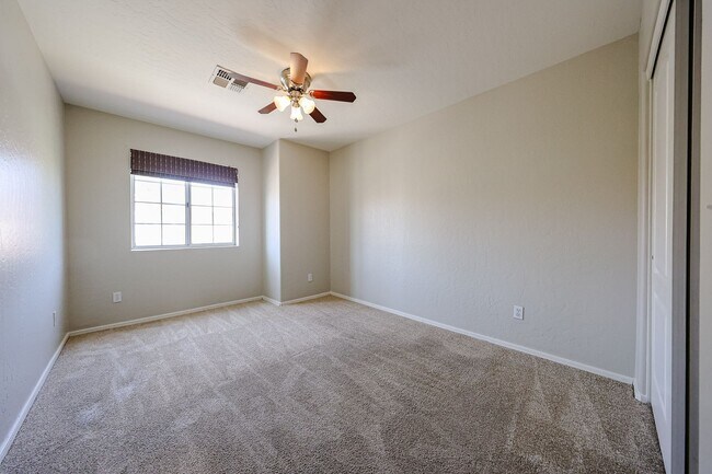 Foto del edificio - Stunning 3 bedroom, 2.5 bathroom Gold Cour...
