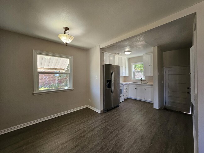Building Photo - 625 S Dale Ct