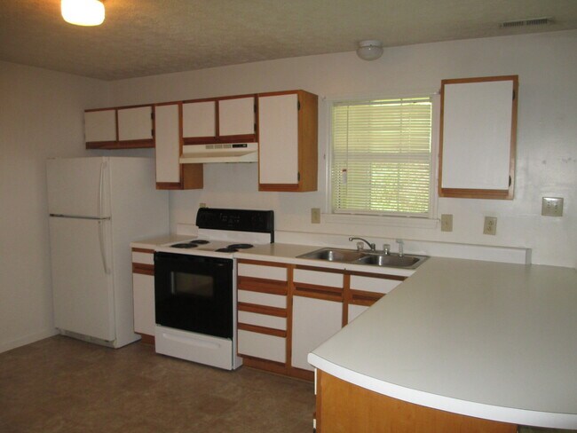Building Photo - 33 Colt Court Apt B  2 Bedroom 1 bath down...