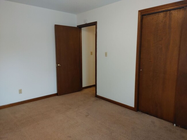 Building Photo - 611 Sycamore Cir