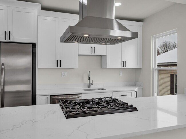 Building Photo - 12 Alpine St