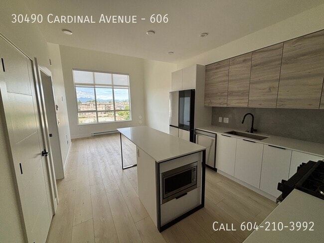 Building Photo - Top Floor Condo - 2 Parking Spots