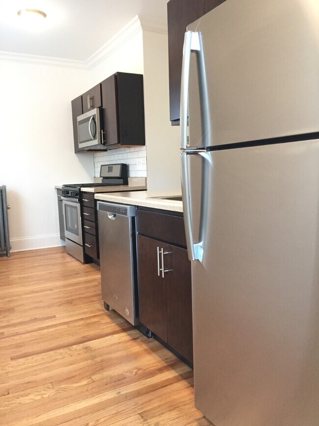 Building Photo - 5330 N Kenmore Ave