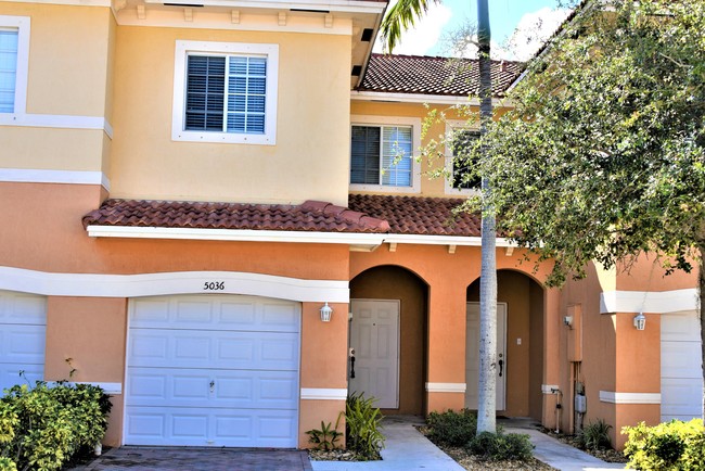 Exterior de Townhouse en la comunidad familiar - 5036 SE Mariner Garden Cir