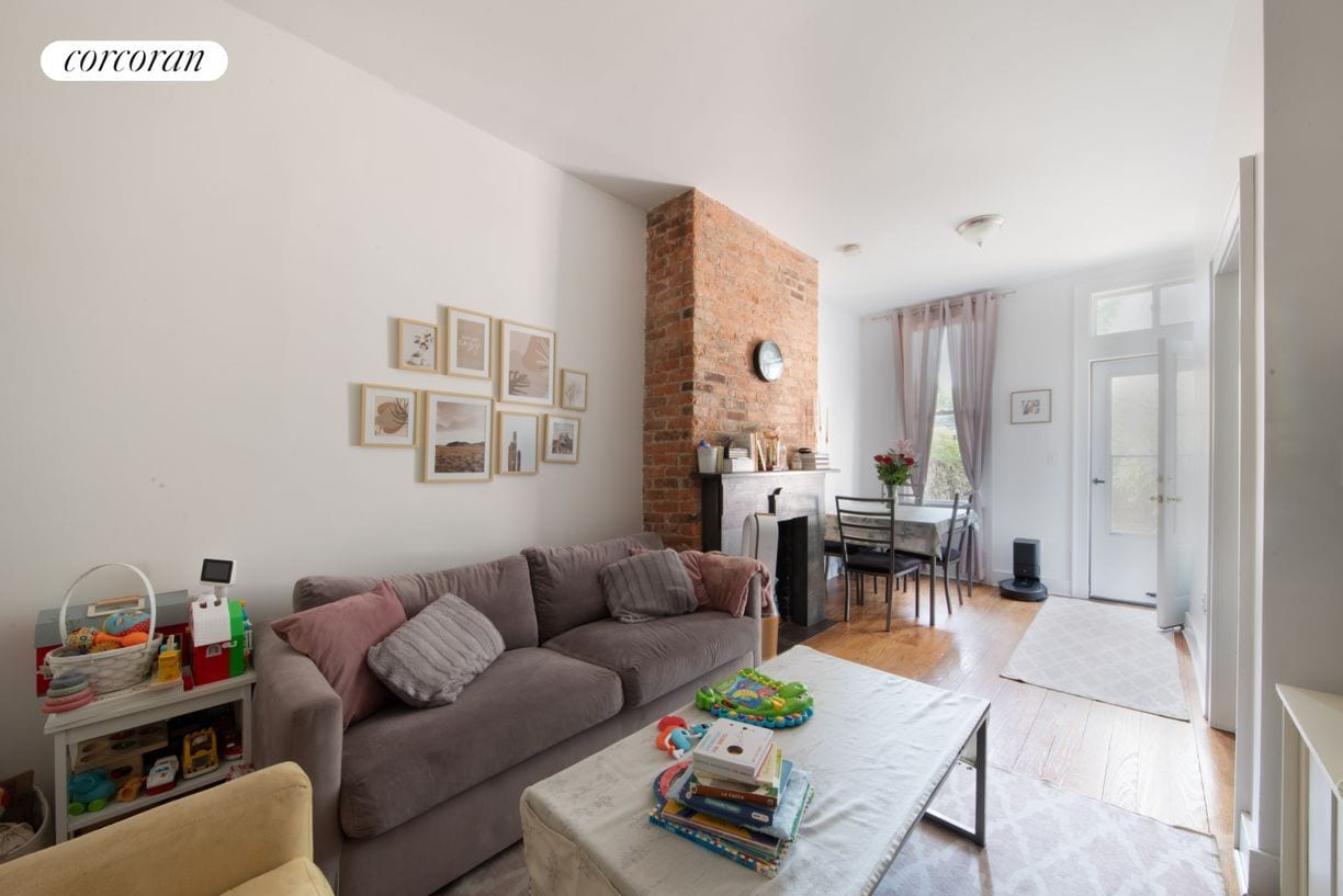Primary Photo - 210 Calyer St