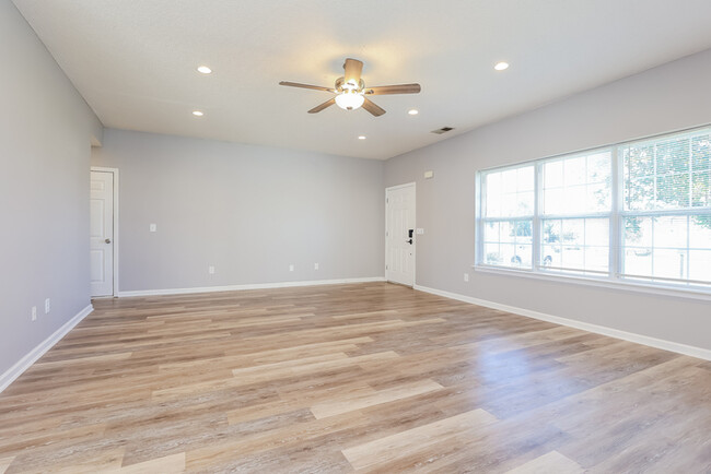 Building Photo - 3BR/2BA Home w/ attached single car garage!