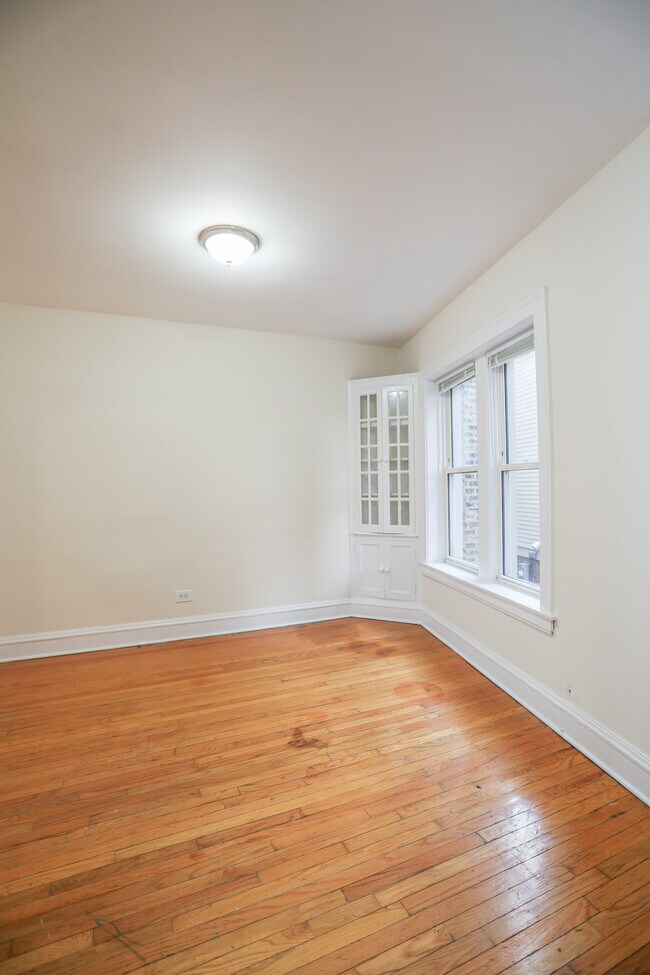 Building Photo - 4342 N Clark St