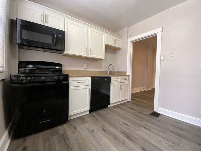 Foto del edificio - Charming Three Bedroom Townhouse in Squirrel Hill! Back Yard & Covered Front Porch! Call Today!