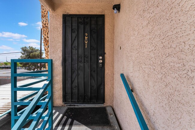 Building Photo - Quaint upstairs condo ready for you to cal...
