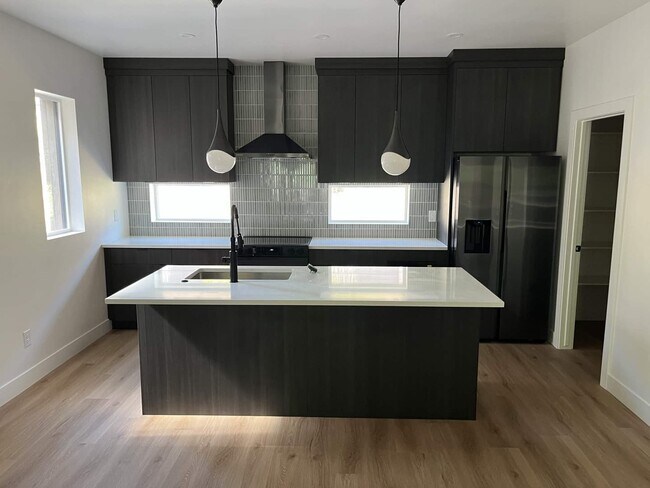 Foto del edificio - 529 Warnock Ave S