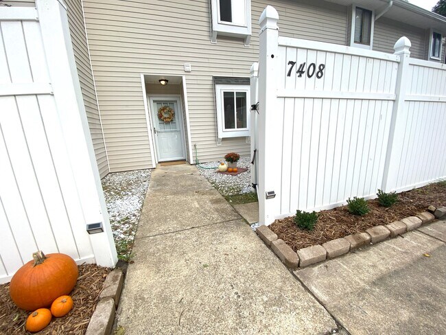 front entry and courtyard - 7408 Sandy Creek Dr