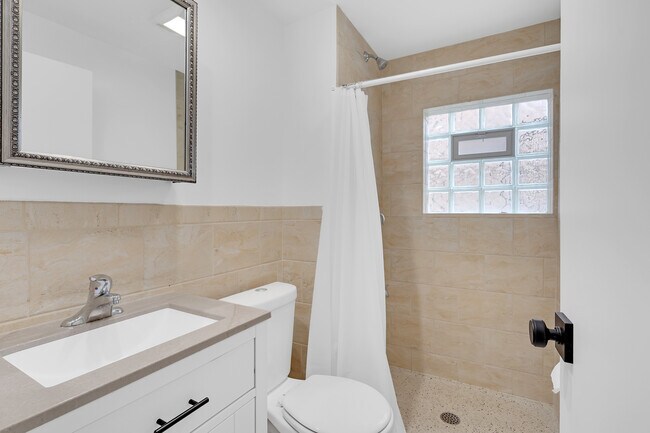 Foto del edificio - 6420 Spaulding Ave