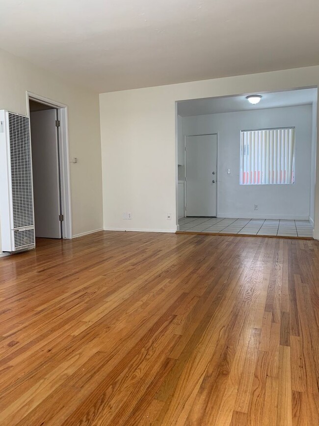 Interior Photo - 1610 Armacost Ave