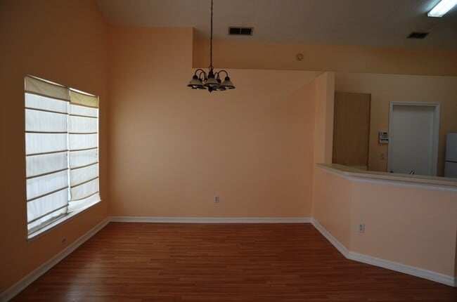 Foto del edificio - Cute 3/2 House with Laminate Flooring and 1-Car Garage (SE Orlando)