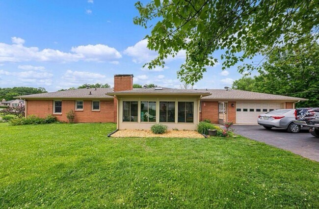 Building Photo - 3 Bed/2 Bath Home with 2 Car Garage