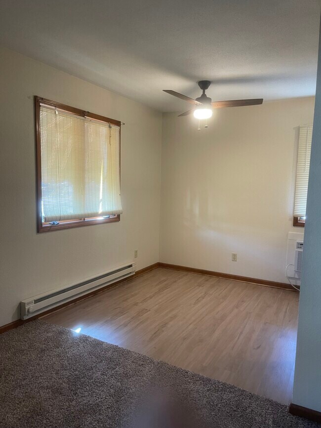 Dormitorio - 404 W Jackson St