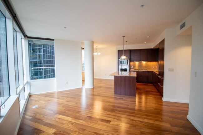 Building Photo - 1bd/1.5ba Bellevue Condo