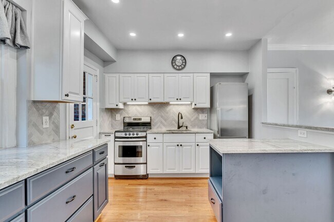 Building Photo - Updated Condo 3 Blocks from Metro