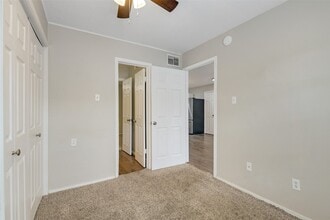 Building Photo - 1520 Broadmoor Dr