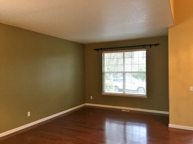 Building Photo - Lovely Spacious 4 Bedroom Home Located in ...