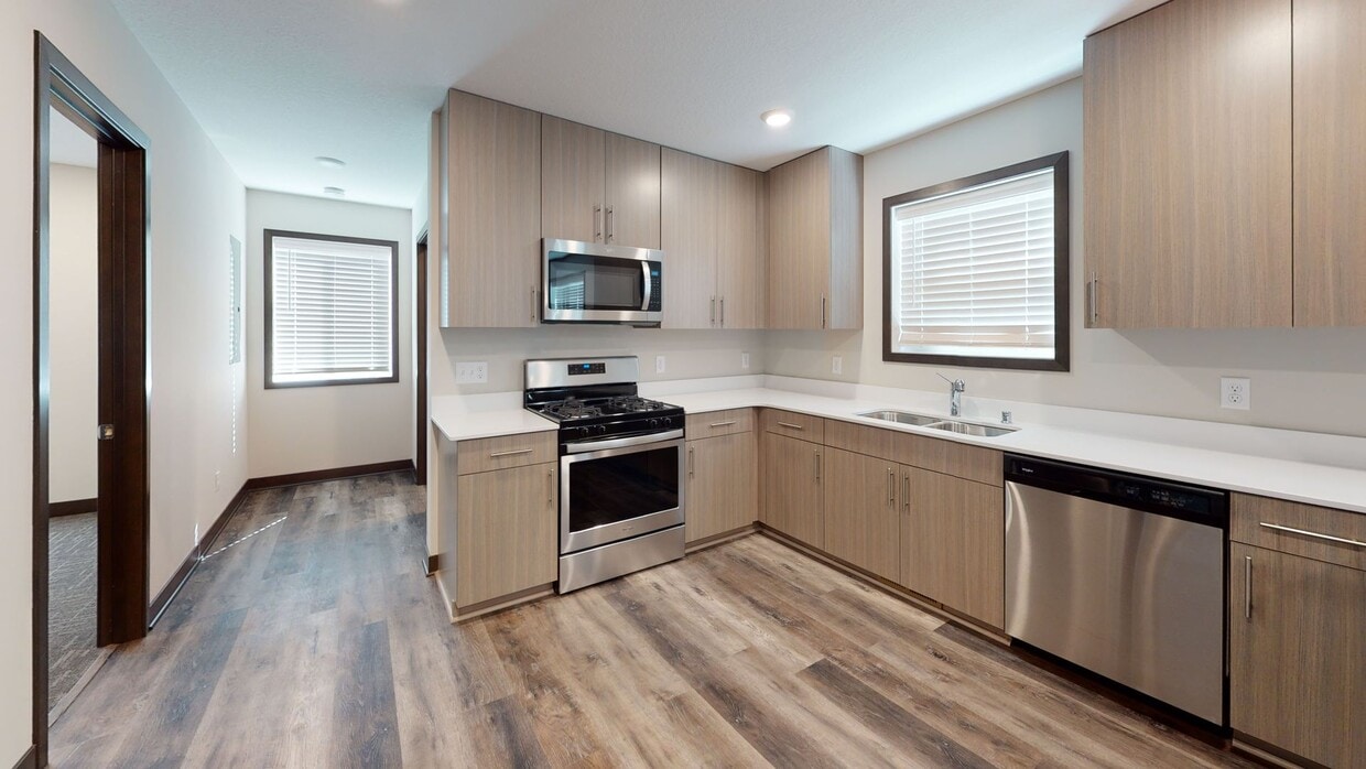 Primary Photo - 6 bed 2 bath top unit !