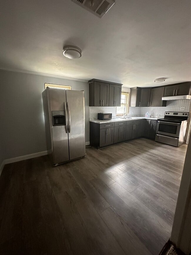 Building Photo - 3 Bed/2 Bath Home