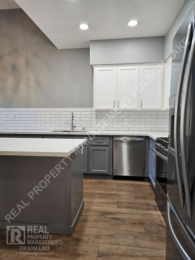 Building Photo - Well Maintained Folsom Home with RV Parkin...