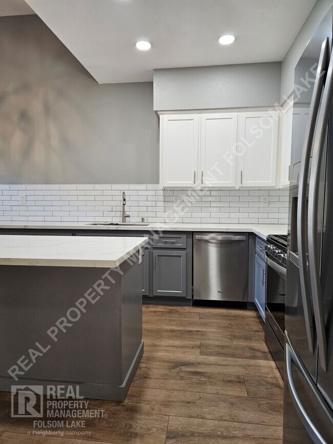 Foto del edificio - Well Maintained Folsom Home with RV Parkin...