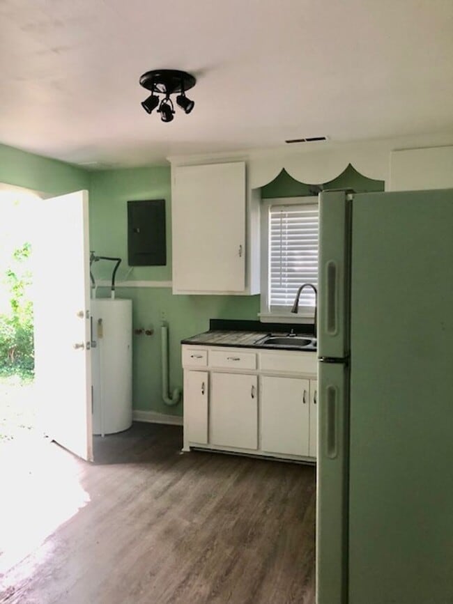 Building Photo - 2 bedroom 1 bath $895 per month