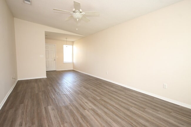 Building Photo - Move in special! 3/2 patio home with spaci...