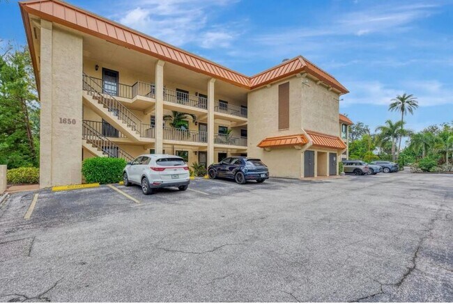 Foto del edificio - 1650 Pine Tree Ln