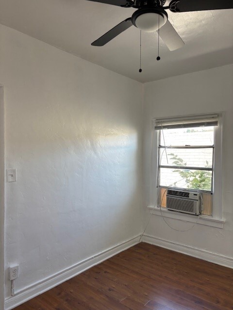 Building Photo - 114 E Ave 42